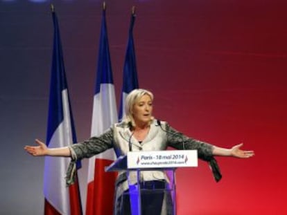 A presidenta da ultradireitista Frente Nacional francesa, Marine Le Pen, fala aos seus seguidores neste domingo, em Paris.