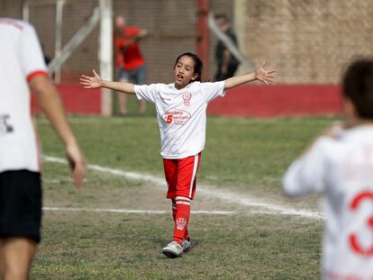 Una niña juega en el equipo femenino de Huracán, Argentina