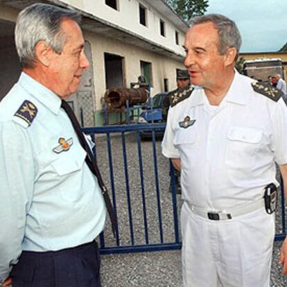 El teniente general José Antonio Beltrán, a la izquierda, y el general de división Vicente Navarro.