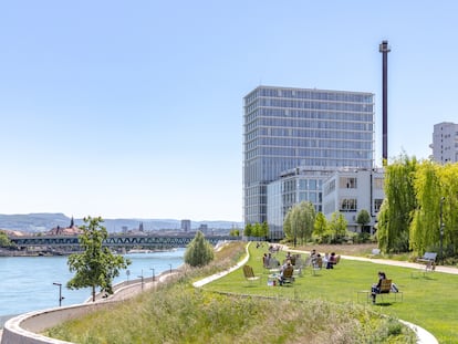 El río Rin junto a Asklepios 8, edificio de oficinas de la firma de Basilea Herzog & De Meuron, en Novartis Campus, en Basilea (Suiza).