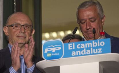 Javier Arenas speaks to PP supporters in Seville on Sunday night with Finance Minister Crist&oacute;bal Montoro alongside him.