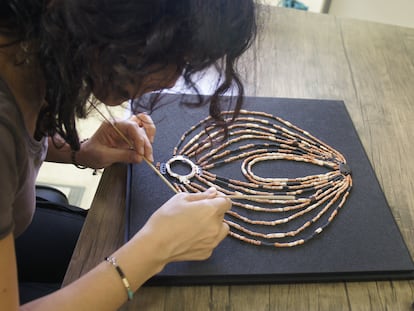 Los últimos retoques de Hala Alarashi al collar antes de exponerlo en el nuevo museo de Petra (Jordania).
