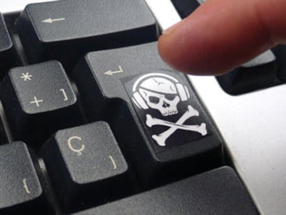 Un teclado de ordenador con el símbolo pirata modernizado de la calavera con auriculares y las tibias cruzadas, en alusión a las descargas ilegales en Internet y los delitos informáticos
