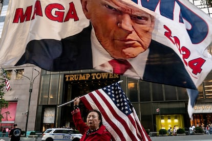 Una seguidora de Donald Trump, frente a la Trump Tower, en la Quinta Avenida de Nueva York, en 2023.