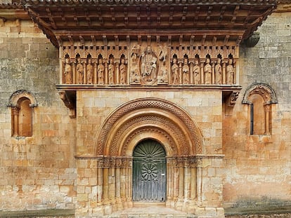 Portada de la iglesia de San Juan en Moarves de Ojeda (Palencia).