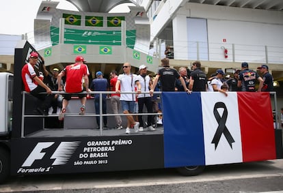 Los pilotos de Fórmula Uno con la bandera de Francia en el Gran Premio de Brasil 