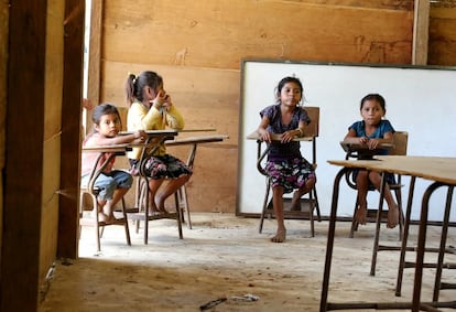 La infancia en Guatemala es una carrera de obstáculos. En un pueblo al que la covid no se ha asomado aún, la educación lleva detenida más de un año. Y para algunos tendrá unas consecuencias irremediables. Sobre todo para las niñas: según datos de Unicef son ellas las que lideran las tasas de abandono escolar. Muchas de ellas son madres antes de lo que les gustaría y la gran mayoría se ocupa de los cuidados del hogar y de los más pequeños.