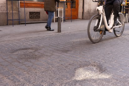 Boquetes en la calle de la Cruz, en el barrio de las Letras, con el asfalto impreso ya desgastado.
