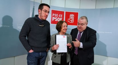 Tontxu Rodríguez (derecha), junto a los portavoces socialistas de Trapagaran, Pilar Souto, y Ortuella, Oscar Salicio, durante su comparecencia.