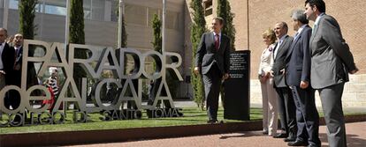 El presidente del Gobierno, durante la inauguración del parador junto a Esperanza Aguirre y Miguel Sebastián.