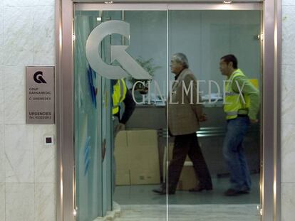 Agentes de la Guardia Civil llevan al doctor Mor&iacute;n detenido durante el registro de sus cl&iacute;nicas en Barcelona.