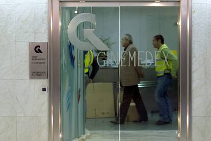 Agentes de la Guardia Civil llevan al doctor Morín detenido durante el registro de sus clínicas en Barcelona.