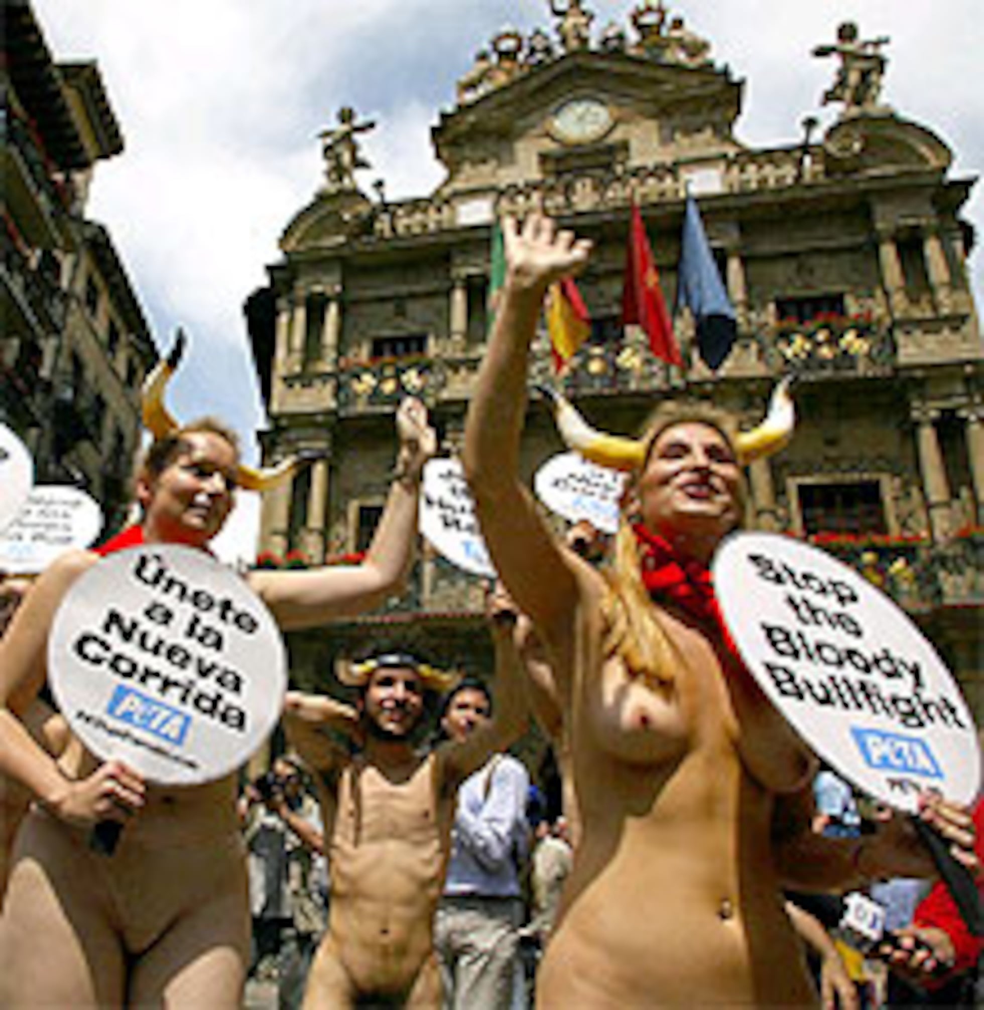 Una veintena de jóvenes desnudos protesta contra los sanfermines | Cultura  | EL PAÍS