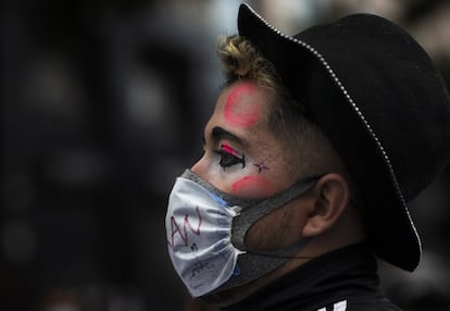 Protesta de artistas frente al Palacio de Bellas Artes en la Ciudad de México, reclamando ayuda financiera para el sector por los estragos económicos de la Covid. La Organización Nacional de Resistencia Artística (RAN) pide al gobierno que se incluya a los artistas en los presupuestos de rescate y se les brinde apoyo social.