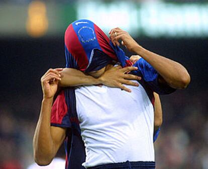 Rivaldo se tapa la cara con la camiseta tras uno de sus goles.