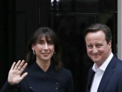 El primer ministro Cameron llega a Downing Street, su residencia oficial en Londres, junto a su esposa Samantha.