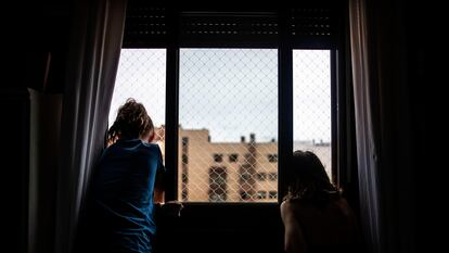 Dos niñas en su casa en abril, durante el confinamiento por la pandemia del coronavirus.
