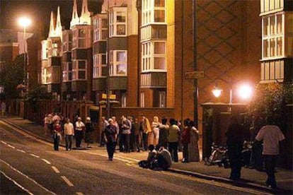 Un grupo de personas espera en las calles de Birmingham mientras se realiza el desalojo.
