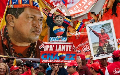 Miles de simpatizantes del Gobierno y del presidente electo se manifiestan en Caracas en el día en el que Hugo Chávez debía de haber jurado su cargo. El Tribunal Supremo permitió al líder bolivariano, internado en un hospital cubano desde hace un mes, posponer dicho acto entre las protestas de la oposición.