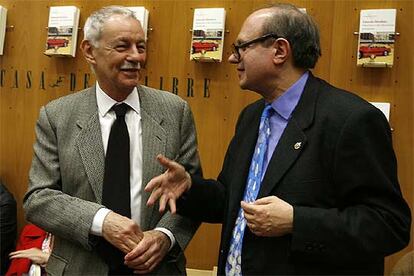 Eduardo Mendoza y Pere Gimferrer durante la presentación de la novela del primero.