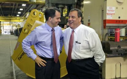 El gobernador de Nueva Jersey, Chris Christie (Dcha.) junto a otro de los republicanos ganadores de la noche, Scott Walker, de Wisconsin.