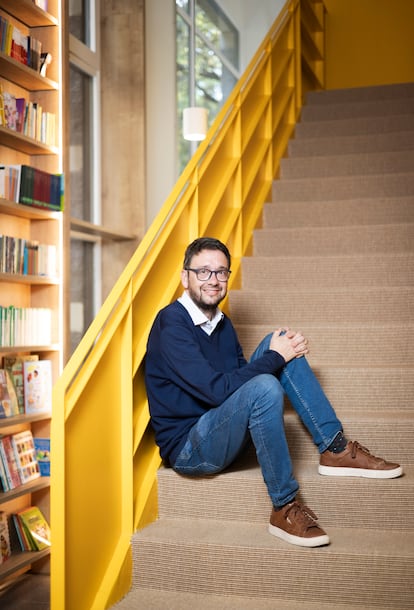 L'editor Ernest Folch a la nova seu Casa Abacus