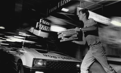 Un pizzero de la marca Pizzaz reparte pizzas en 1987 (l&eacute;elo muy r&aacute;pido)