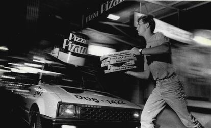 Un pizzero de la marca Pizzaz reparte pizzas en 1987 (léelo muy rápido)