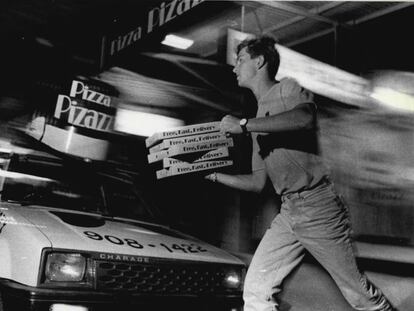 Un pizzero de la marca Pizzaz reparte pizzas en 1987 (l&eacute;elo muy r&aacute;pido)