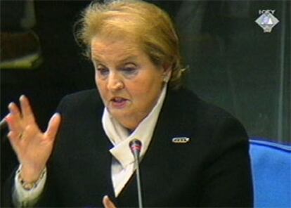 Albright, antes de prestar declaración en La Haya.