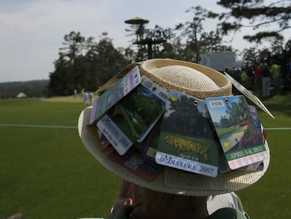 Un espectador lleva un sombrero con entradas de varias ediciones.