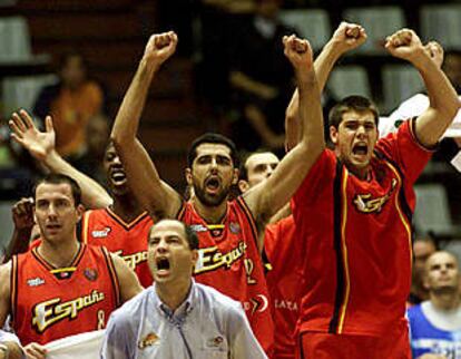 Imbroda celebra con los jugadores el triunfo de España.