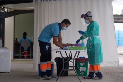 Personal sanitario manipula muestras de test PCR en el hospital militar de Sevilla.