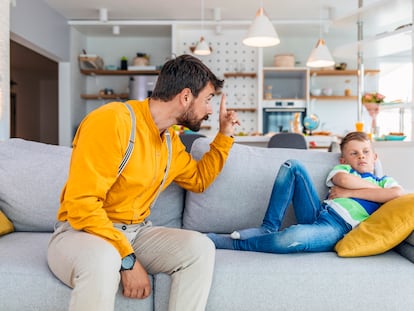 Un padre regaña a su hijo.