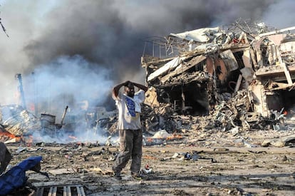 Un hombre camina entre los escombros despu&eacute;s del atentado en el centro de la capital somal&iacute;, Mogadisciu el pasado mes de octubre. 
 