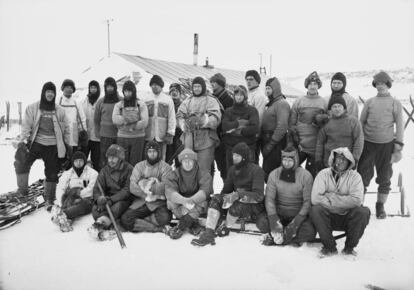 Los miembros de la expedición británica posan para una foto de familia.