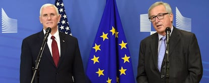 Mike Pence, vicepresidente estadounidense, con Juancker en Bruselas