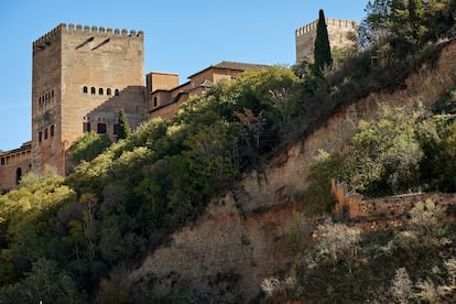 Detalle del Tajo de San Pedro, con la Alhambra de fondo.