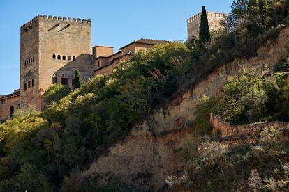 Detalle del Tajo de San Pedro, con la Alhambra de fondo.