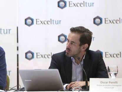 El vicepresidente de Exceltur, José Luis Zoreda (i), y el director de Estudios e Investigación, Óscar Perelli (d).