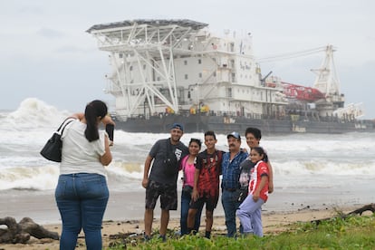 Turistas se toman una foto frente a una embarcación que encalló en la Villa Allende, Veracruz, tras las lluvias ocasionadas por el frente frío 1 y su interacción con la onda tropical 1, el 8 de octubre de 2024.