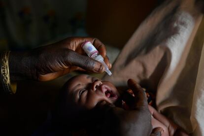 Un trabajador de salud administra una dosis de vacuna oral contra la polio a un bebé de cinco días en Dambatta (Nigeria). El país es uno de los tres únicos en el mundo donde esta enfermedad sigue siendo endémica.