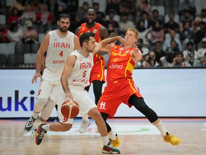 Alberto Díaz defiende una jugada durante el partido entre España e Irán.