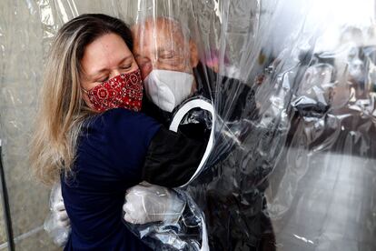 María Paula Moraes abraza hoy a su padre Wanderley de 82 años, que vive en una residencia de ancianos en la ciudad de Sao Paulo (Brasil), a través de una "cortina de abrazos".