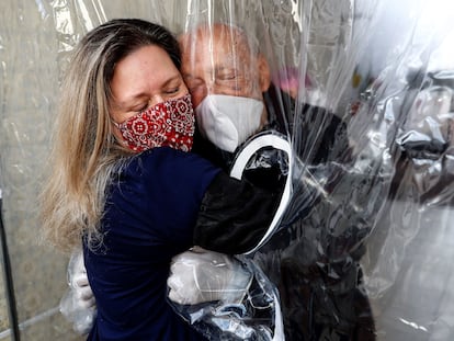 Una mujer abraza a su padre, de 82 años, en una residencia de ancianos en la ciudad de São Paulo (Brasil), el pasado 23 de diciembre.