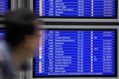 Un pasajero observa una pantalla informativa que anuncia la cancelación de varios vuelos de Lufthansa hoy en el aeropuerto de Fráncfort (Alemania).