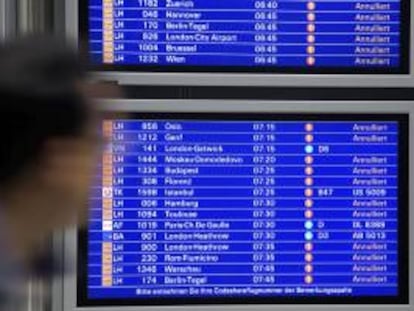 Un pasajero observa una pantalla informativa que anuncia la cancelación de varios vuelos de Lufthansa hoy en el aeropuerto de Fráncfort (Alemania).