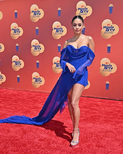 Vanessa Hudgens fue la encargada de presentar la gala y uno de los 'looks' que escogió para la ocasión fue este vestido azul eléctrico de Vera Wang.