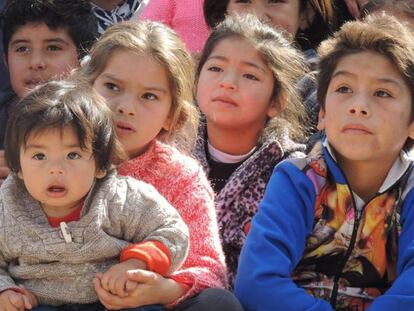 Ni&ntilde;os de barrios vulnerables en el Centro comunitario Los Bajitos, provincia de Buenos Aires.