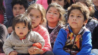 Ni&ntilde;os de barrios vulnerables en el Centro comunitario Los Bajitos, provincia de Buenos Aires.